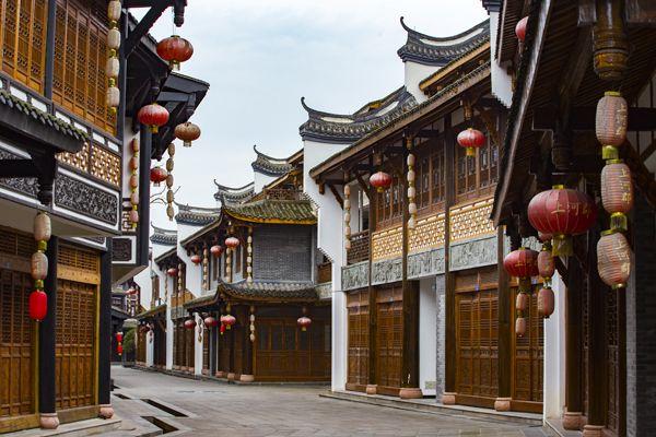 李湘惊艳复出!五官发福却更显富态,与李维嘉直播亲密似姐弟